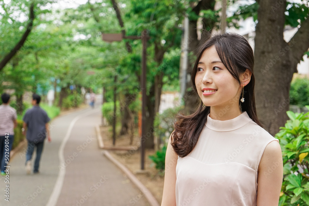 デートの待ち合わせをする若い女性 デートの待ち合わせをする若い女性