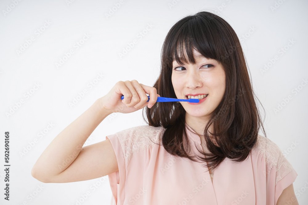 ハミガキをする若い女性 ハミガキをする若い女性