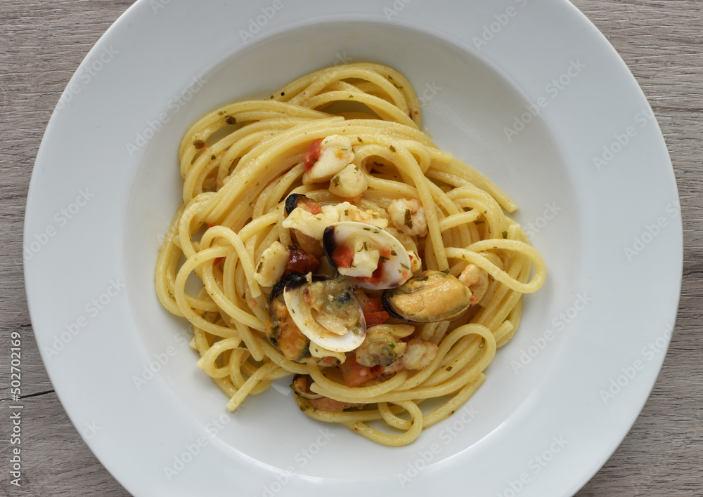 Spaghetti allo scoglio (spaghetti with seafood). Italian pasta with mussels, shrimps and clams.