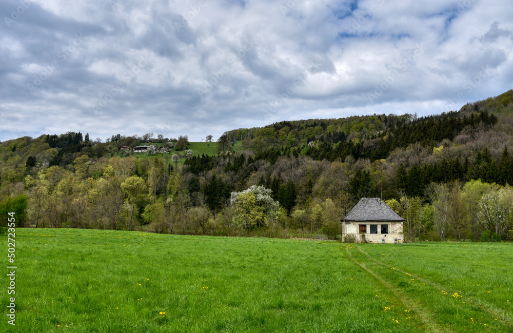 Pumpwerk, Pumpstation, Haus, Fenster, aufgelassen, Lost Place, desolat, eingeschlagen, vernagelt, Fensterglas, Fensterscheiben, Sprung, Mauer, Mauerwerk, Einsturzgefährdet, Installation, Urbex, Urban 