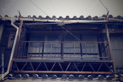 日本の岡山県倉敷市児島から下津井の古くてとても美しい建物 © 仁 藤原