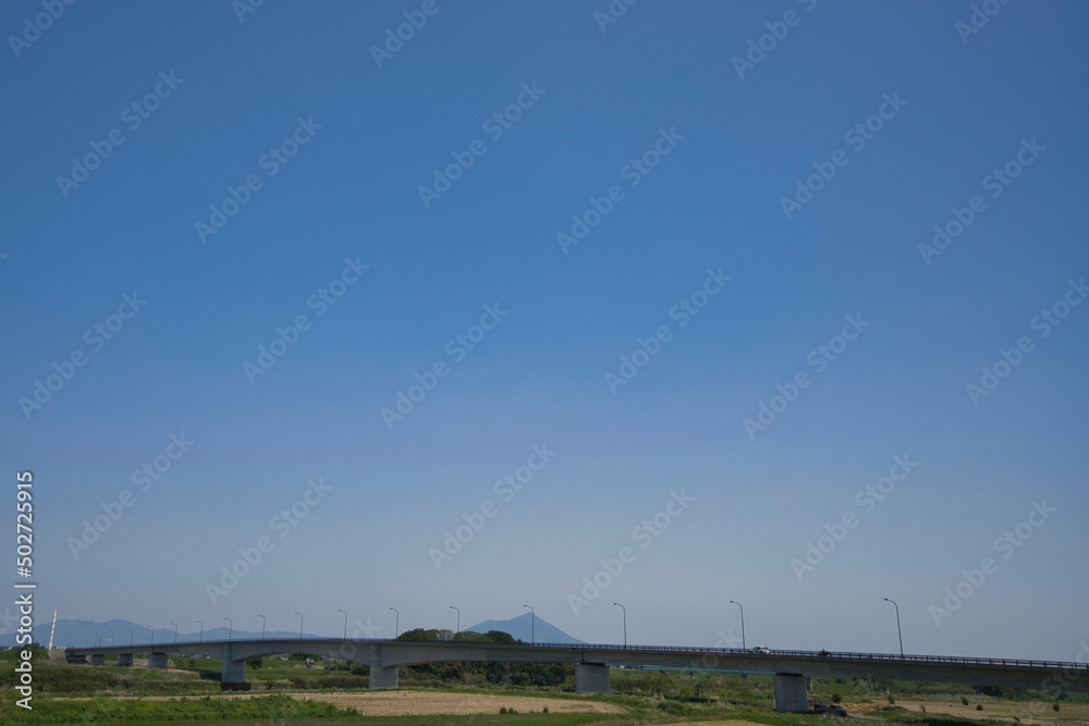 Obraz premium 筑西三和線バイパスと筑波山