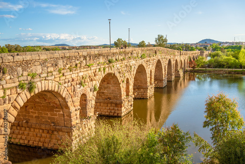 Foto Historical Roman bridge over the Guadiana River at Mérida