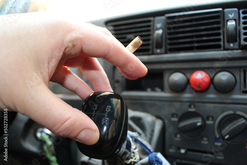 conducteur qui fume un joint de canabis