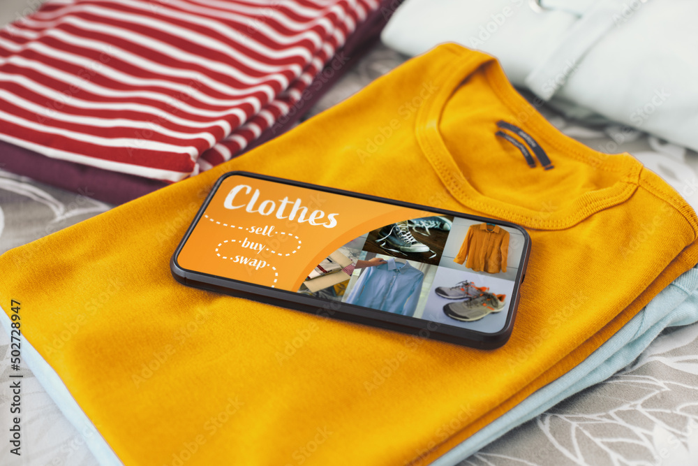 Naklejka premium Second hand fashion app on the smartphone