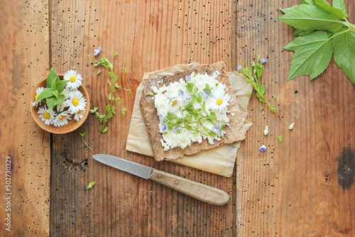 Kräuterquark Wildkräuter Brot Tisch Brett photo