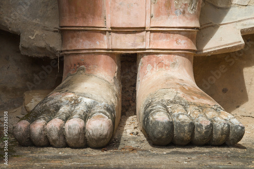 Obraz na płótnie Feet of the Standing Buddha at Wat Mahathat, Sukhothai, Thailand w salonie