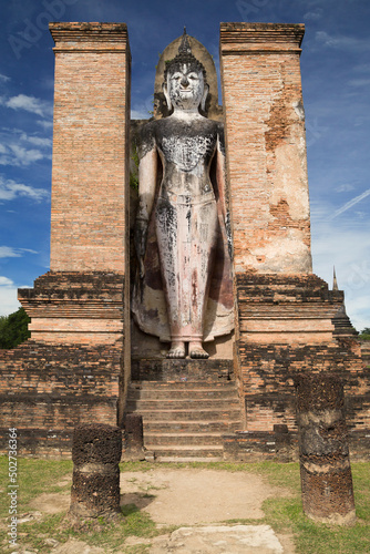 Obraz na płótnie Standing Buddha at Wat Mahathat in Sukhothai, Thailand w salonie