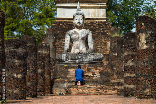 Obraz na płótnie Devotee Praying at Wat Traphang Ngoen, Sukhothai, Thailand w salonie