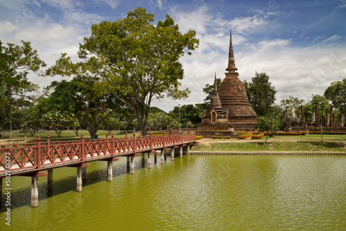 Obraz na plátně Bridge to Wat Sa Si, Sukhothai, Thailand