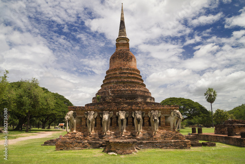 Obraz na płótnie Wat Sorasak in Sukhothai, Thailand w salonie