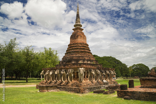 Obraz na płótnie Chedi Surrounded by Elephants in Sukhothai, Thailand w salonie