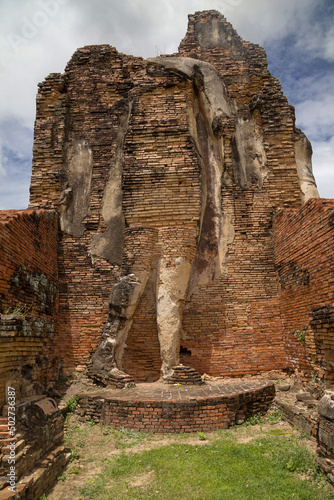 Obraz na płótnie Outline of the Walking Buddha at Wat Phra Phai Luang, Sukhothai, Thailand w salonie