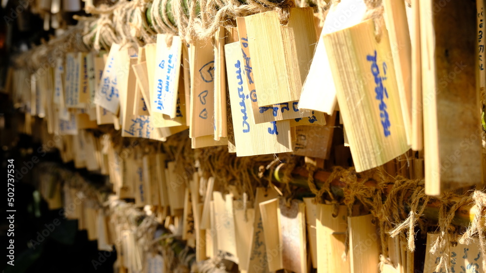 Obraz premium January-01-2022 : Ratchaburi, Thailand : selective focus on wooden hanging sign praying with Thai language at the temple in Suanphueng, Ratchaburi, Thailand.