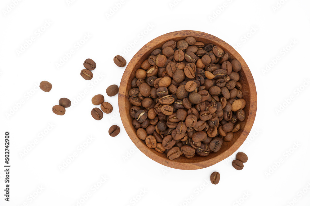 Obraz premium Coffee beans in wooden bowl isolated on white background