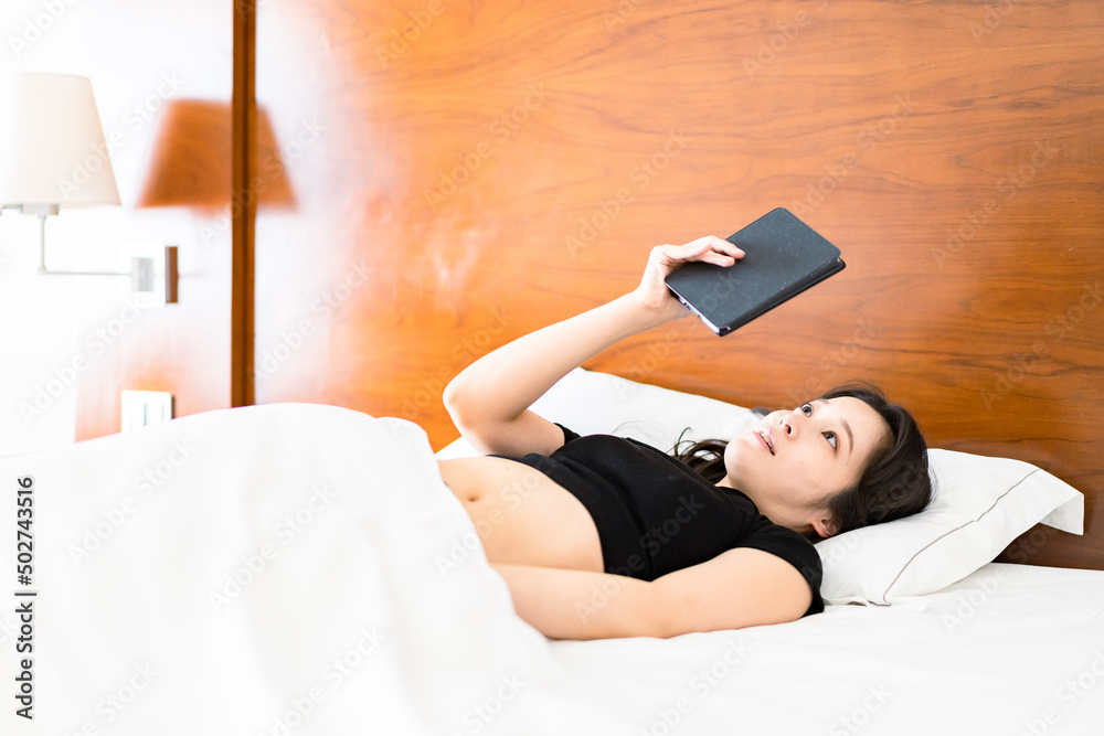 一人でセルフケアをする若い女性 Stock Photo | Adobe Stock