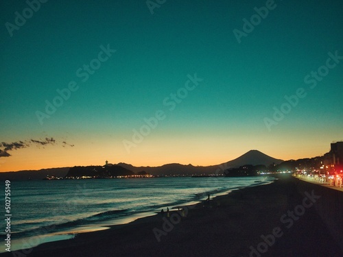 マジックアワーになった江ノ島の海岸線 photo