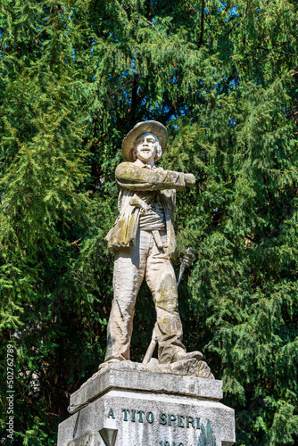 Marble statue of the monument, 1888, dedicated to the Italian patriot Tito Speri, hero of the ten days of Brescia (Dieci Giornate di Brescia). Sculptor, Domenico Ghidoni, 1857-1920. Lombardy, Italy.