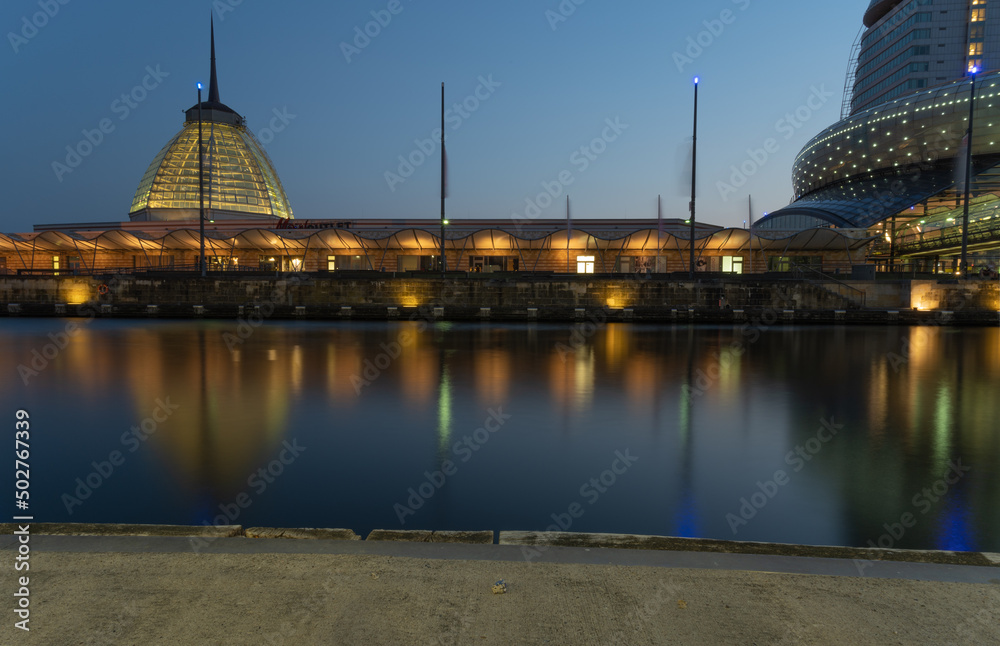 Klimahaus bei Nacht, Deutschland, Bremen, Bremerhaven