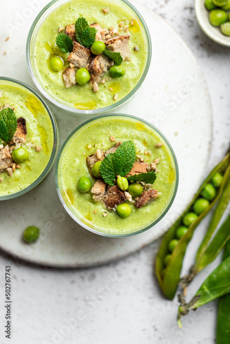 Foto gaspacho vert aux petits pois concombre et courgette avec menthe