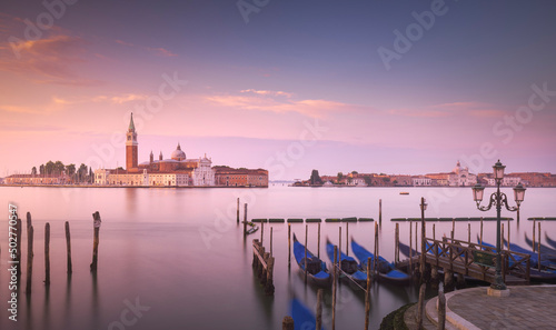Fotografia Venice lagoon at sunrise, San Giorgio Maggiore church and gondolas