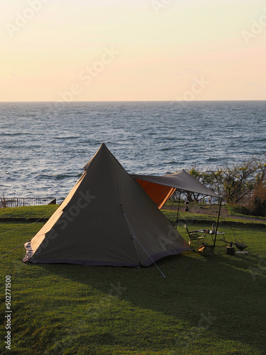 海辺で黄昏時のソロキャンプ © Tommy Saegusa