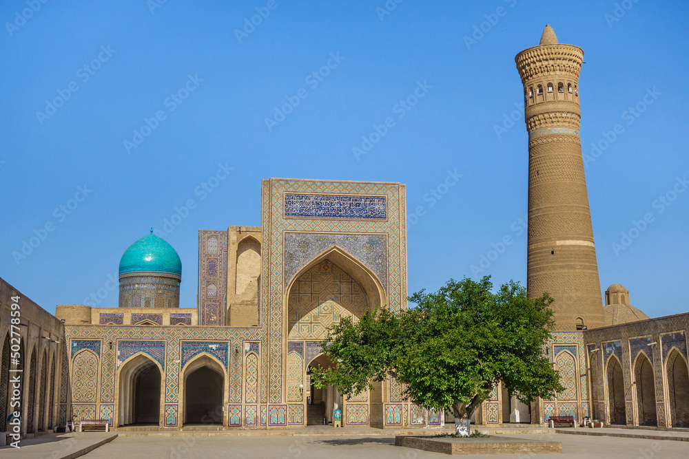 Obraz premium Kalyan Mosque and its minaret, Bukhara, Uzbekistan. Tower is one of the oldest buildings in the city (built in 1127) and is also its symbol