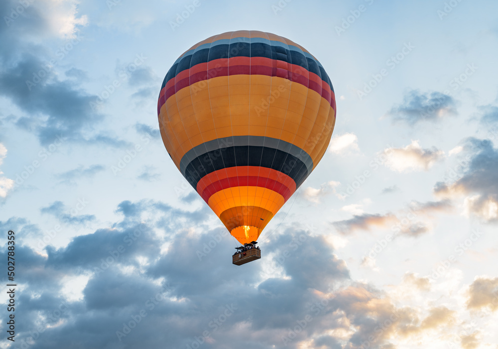 Obraz premium Closeup view of flying colorful hot air balloon at sunrise
