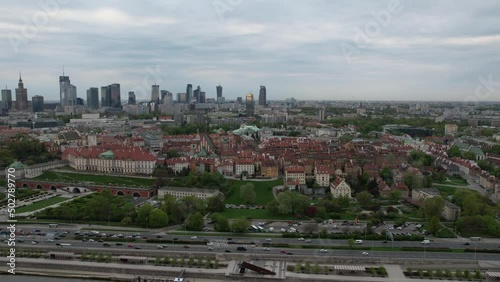 Historyczna panorama Warszawy, w tle widoczne nowoczesne centrum miasta, drapacze chmur.  photo