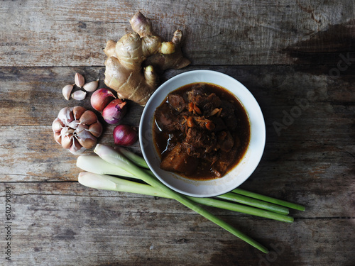 Fototapeta Naklejka Na Ścianę i Meble -  Thai northern redcurry spice pork soup and garlic 