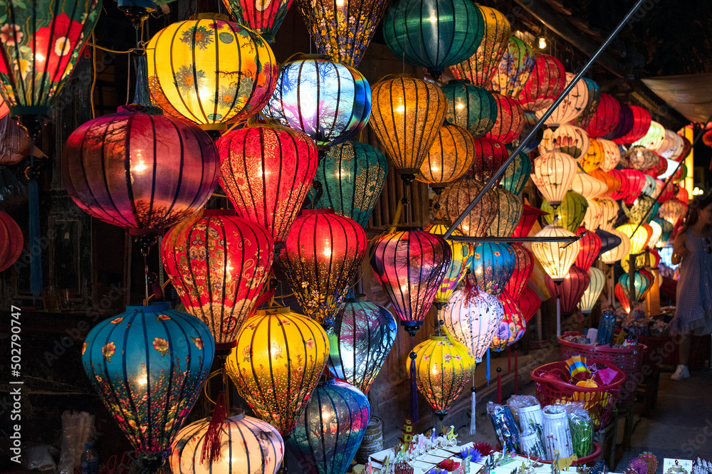 ベトナム・ホイアンの夜景　ナイトマーケットのカラフルな提灯　Illuminated colorful lanterns in Hoi An Night Market, Vietnam
