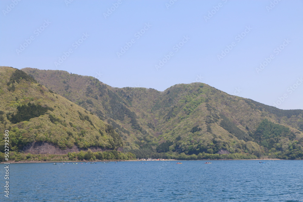 山と本栖湖