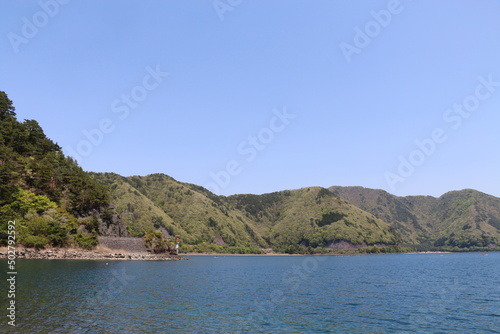 山と本栖湖 © shiro2mashiro