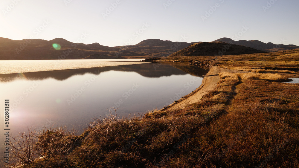Obraz premium Arctic Circle Trail lake and mountain landscapes between Kangerlussuaq and Sisimiut in Greenland.