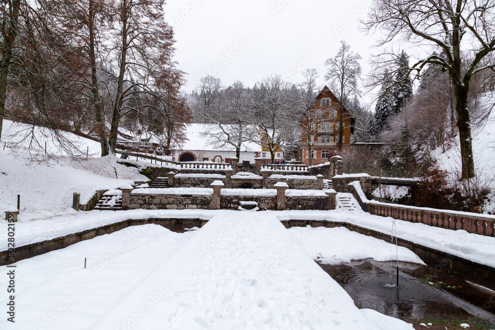 Les ruines historiques de l'abbaye d'Allerheiligen, l'abbaye de tous les Saints, et son village, sous la neige dans la forêt noire du nord de l’Allemagne, Baden Wuerttemberg. Les ruines historiques de l'abbaye d'Allerheiligen, l'abbaye de tous les Saints, et son village, sous la neige dans la forêt noire du nord de l’Allemagne, Baden Wuerttemberg.