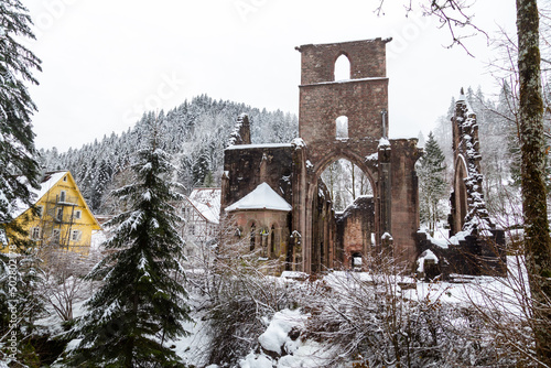 Les ruines historiques de l'abbaye d'Allerheiligen, l'abbaye de tous les Saints, et son village, sous la neige dans la forêt noire du nord de l’Allemagne, Baden Wuerttemberg. photo
