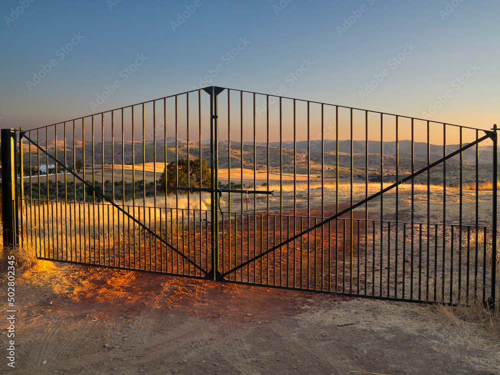 Puerta en el campo en Extremadura. España.