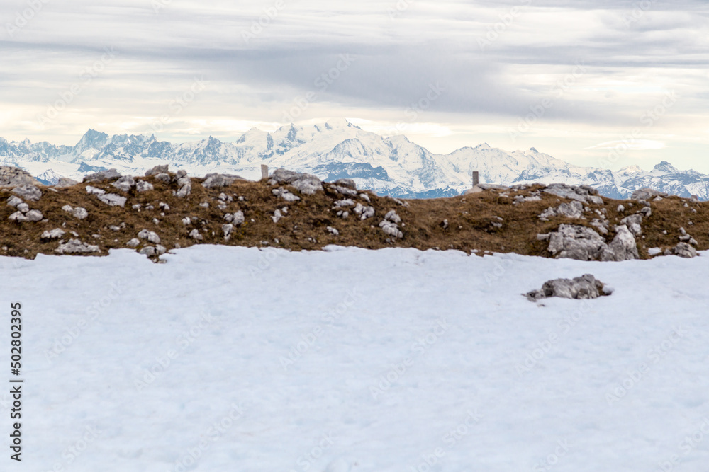 Panorama sur les Alpes, le Mont Blanc et le lac Léman avec Genève depuis le sommet de La Dôle, un des sommets les plus hauts du massif du Jura aux Rousses à 1 677 mètres d'altitude