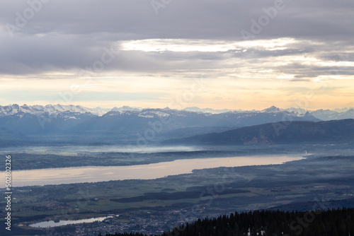Panorama sur les Alpes  le Mont Blanc et le lac L  man avec Gen  ve depuis le sommet de La D  le  un des sommets les plus hauts du massif du Jura aux Rousses    1 677 m  tres d altitude