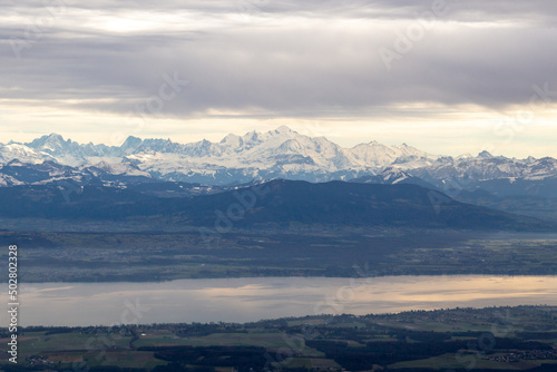 Panorama sur les Alpes, le Mont Blanc et le lac Léman avec Genève depuis le sommet de La Dôle, un des sommets les plus hauts du massif du Jura aux Rousses à 1 677 mètres d'altitude