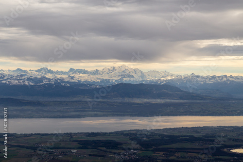 Panorama sur les Alpes, le Mont Blanc et le lac Léman avec Genève depuis le sommet de La Dôle, un des sommets les plus hauts du massif du Jura aux Rousses à 1 677 mètres d'altitude © Jeremie LORAND
