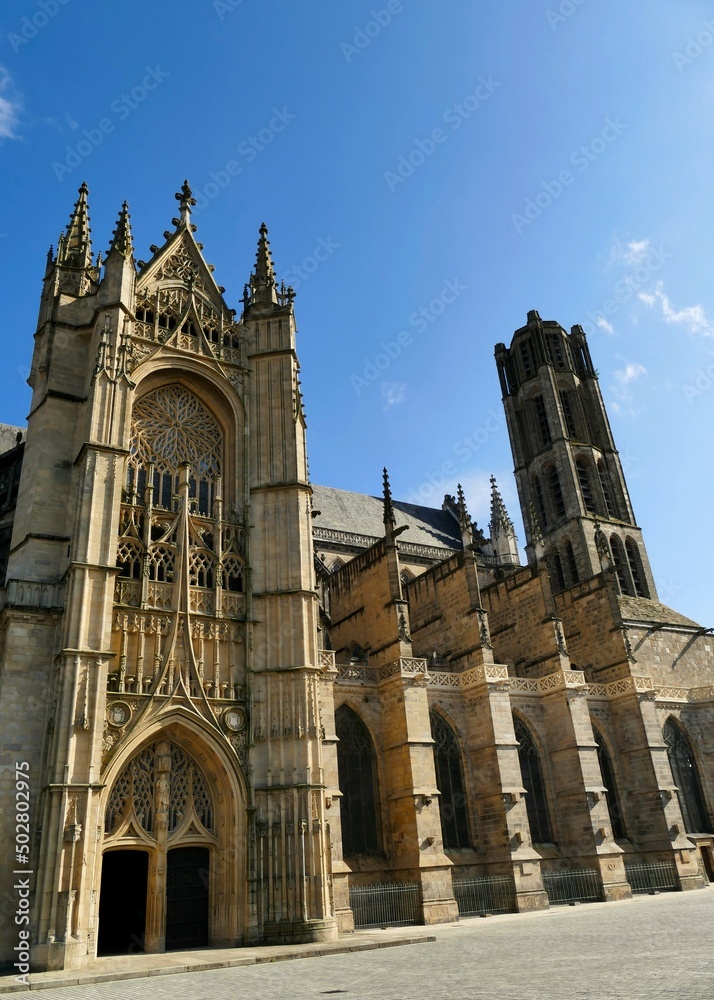 Le portail Saint-Jean et la façade nord-ouest de la cathédrale Saint-Etienne de Limoges