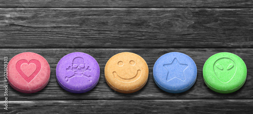 Fotografia MDMA or Ecstasy pills on dark wooden background