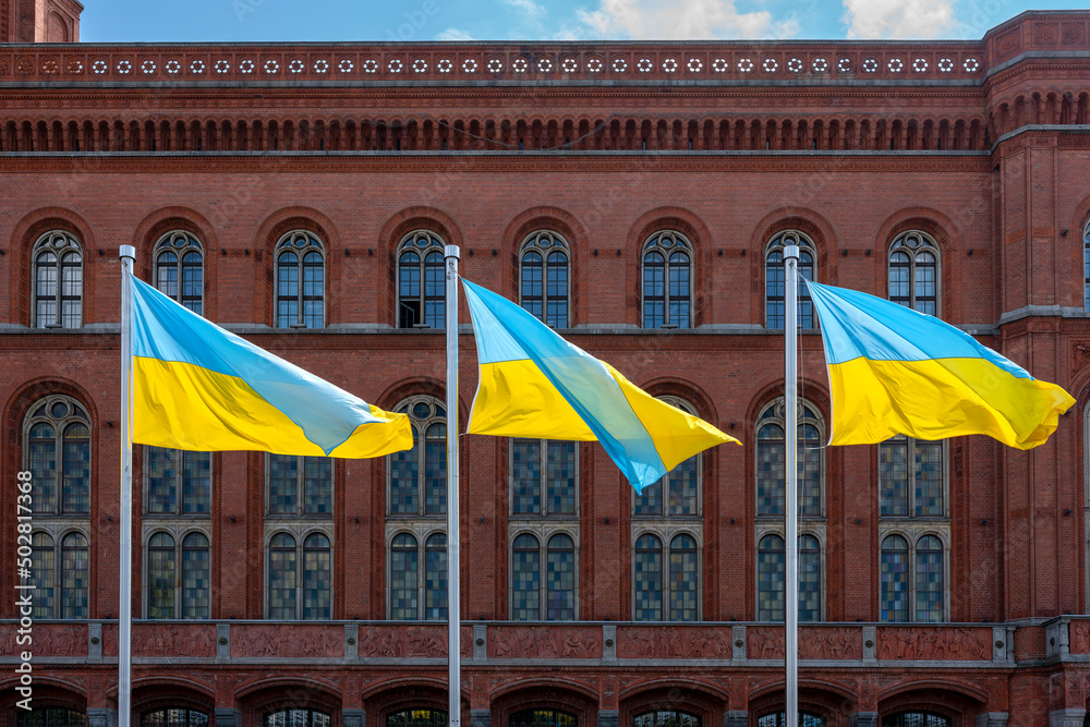 Die Ukrainische Nationalflagge vor dem Roten Rathaus