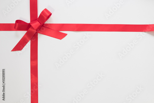 Cinta roja de regalo en fondo blanco