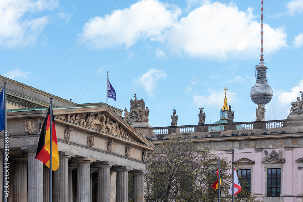 Naklejka premium Deutsche historisches Museum vor Fernsehturm, in Berlin