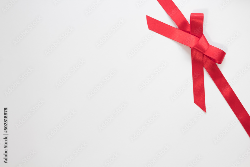 Cinta de regalo en una esquina sobre fondo blanco Cinta de regalo en una esquina sobre fondo blanco