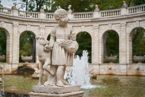 Figuren aus dem Märchen Brüderchen und Schwesterchen am Märchenbrunnen von 1913 im beliebten Volkspark Friedrichshain in Berlin