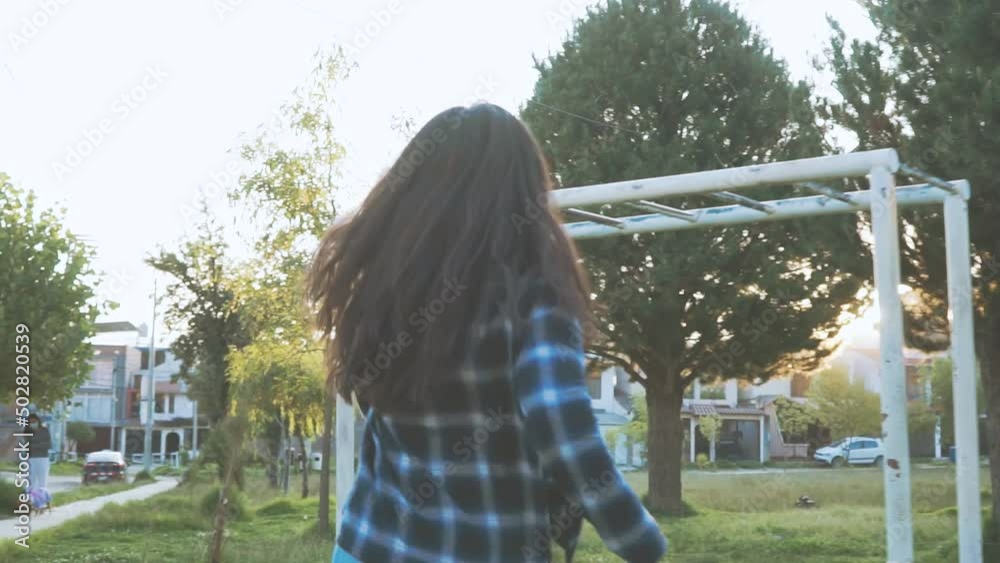 Mujer joven latina corriendo feliz en un parque de Latinoamérica disfrutando de sus vacaciones. Concepto de viajes, turismo y vacaciones..