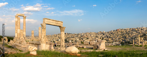 Cuadro en lienzo Amman, Jordan its Roman ruins in the middle of the ancient citadel park in the city center